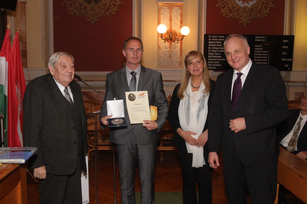 Borhi Zsombor Kaposvár alpolgármestere veszi át az EUROSOLAR/MAGYARORSZÁG Napenergia Díját a soproni városháza dísztermében