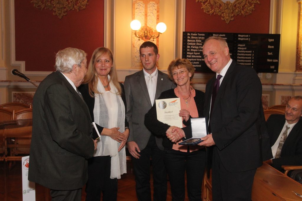 A Kecskeméti Főiskola Megalux csapata veszi át a díjat