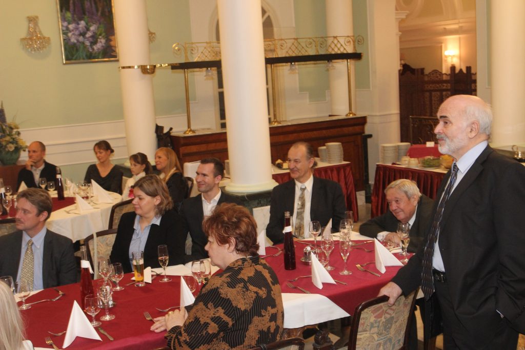 Soproni néptáncosokra figyelve a fogadás résztvevői